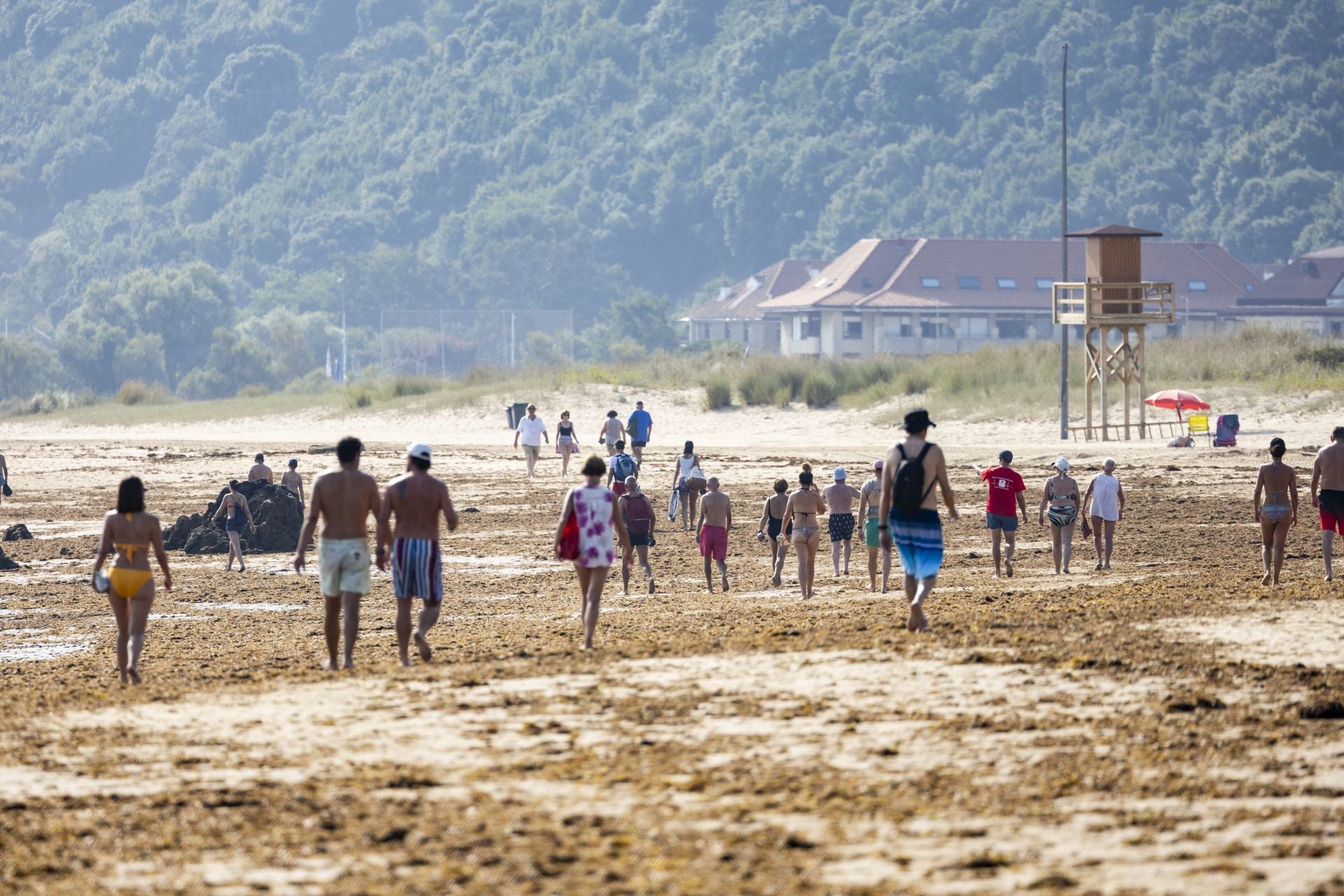 «Las mareas las siguen trayendo a la playa y así es imposible», asegura una bañista habitual.