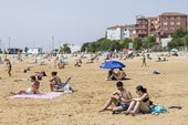 Los bañistas disfrutaron ayer de una soleada mañana en la playa de Gamazo.