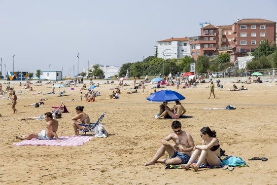 Los bañistas disfrutaron ayer de una soleada mañana en la playa de Gamazo.