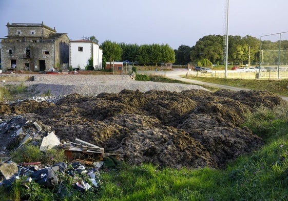 Las algas retiradas de Trengandín y Ris se acumulan en una parcela del Ayuntamiento de Noja antes de ser trasladadas a Polanco para convertirlas en compost por Cántabra de Turba, una empresa local de fabricación de biomasa.