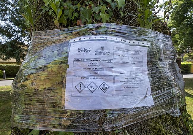 Cartel que informa sobre el tratamiento en todos los ejemplares.