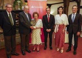 De izquierda a derecha, Manuel Ángel Castañeda, Tomás Epeldegui y Elena García Botín, con el galardón; Manuel Iturbe, Gema Igual y Antonio Tornel.
