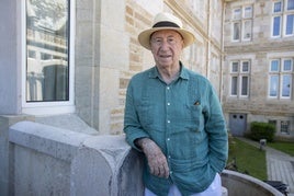 El viñetista, escritor y arquitecto José María Pérez, Peridis, es oriundo de Cabezón de Liébana