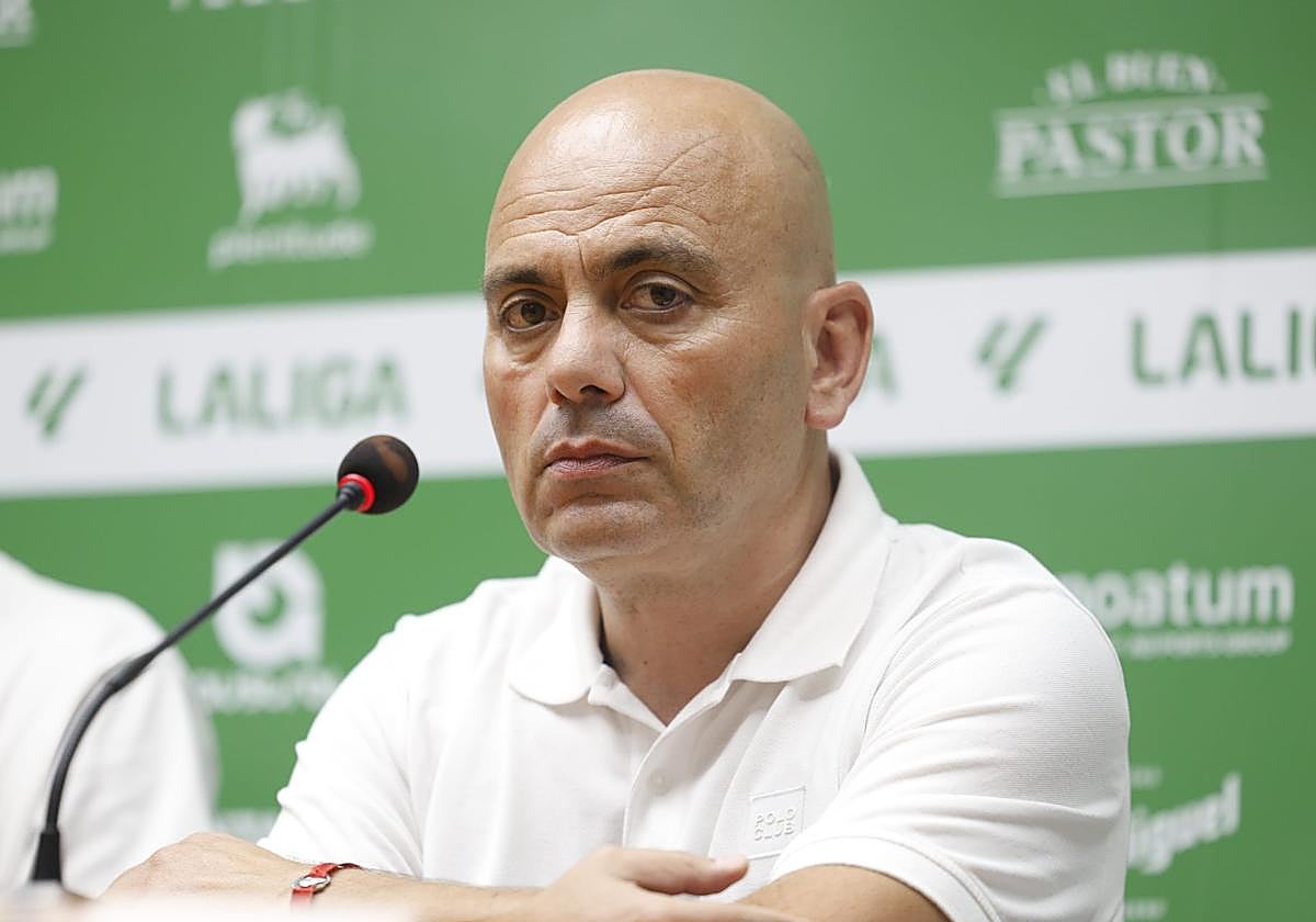 El director deportivo del Racing, Chema Aragón, durante la presentación de Plamen Andreev.
