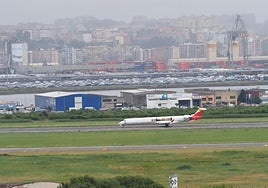 Avión en el aeropuerto Seve Ballesteros.