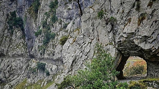 La ruta del Cares, cerrada: un incendio provoca riesgo de desprendimientos
