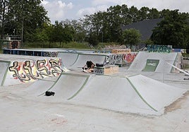 Jóvenes charlan en las pistas de skate de La Lechera, hoy parcialmente demolidas para dejar paso al desvío del tren.