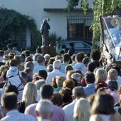 Procesión de la Virgen de la Cama por las calles de Escalante.