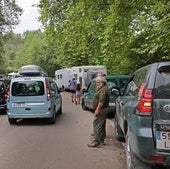 El jefe de la Comarca 13 de Montes regula el intenso tráfico en el aparcamiento del parque.