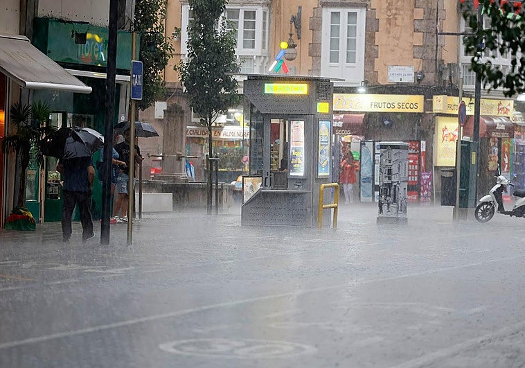 En la foto, la tormenta descarga sobre Torrelavega y en el video se ve la granizada en Bezana.