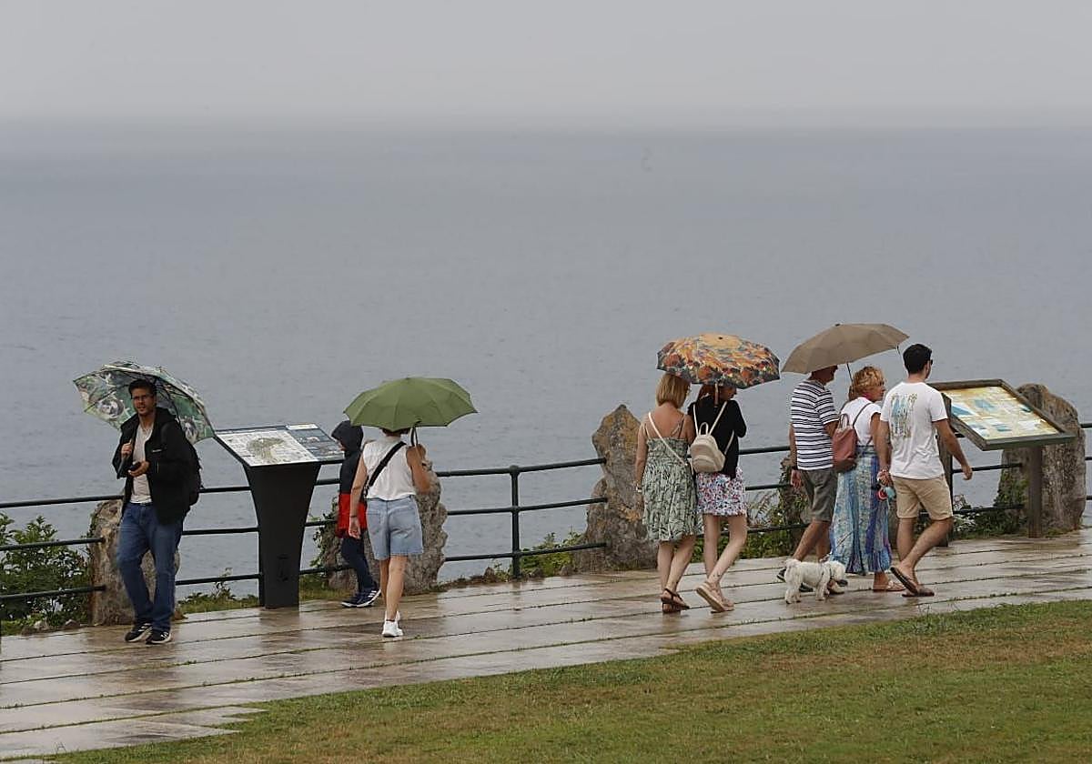 Este miércoles es día de paraguas en Santander como en esta fotografía de esta mañana en la Magdalena.