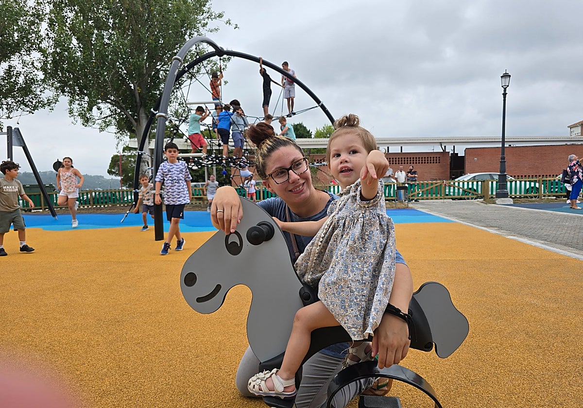 Una niña y su madre estrenan el nuevo parque.