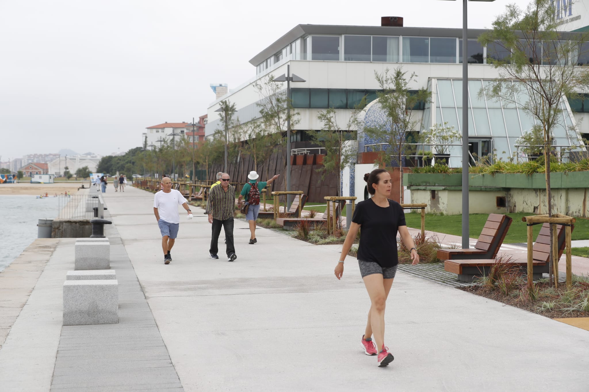 Paseantes disfrutan del nuevo tramo con vistas a la Bahía.
