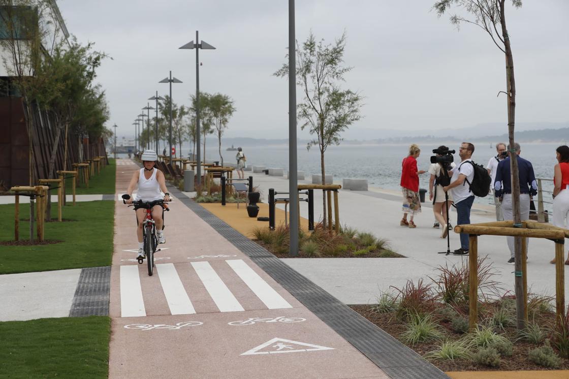 Ciclistas disfrutan de un carril bici renovado y mejor señalizado.
