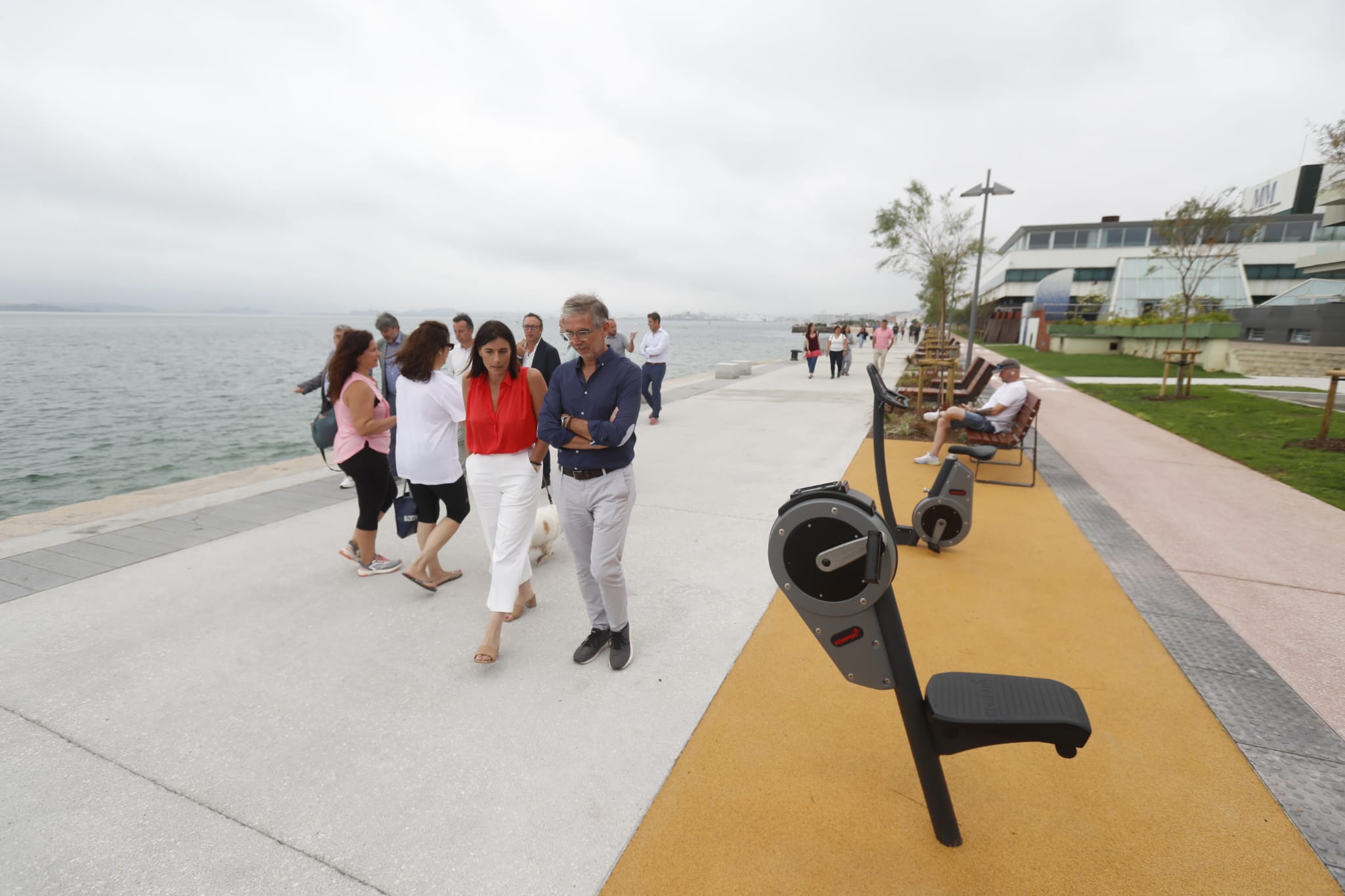 Gema Igual y César Díaz disfrutan de un paseo por el nuevo tramo.