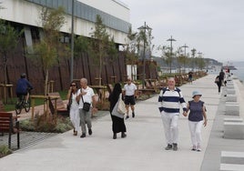 Paseantes por la zona renovada.
