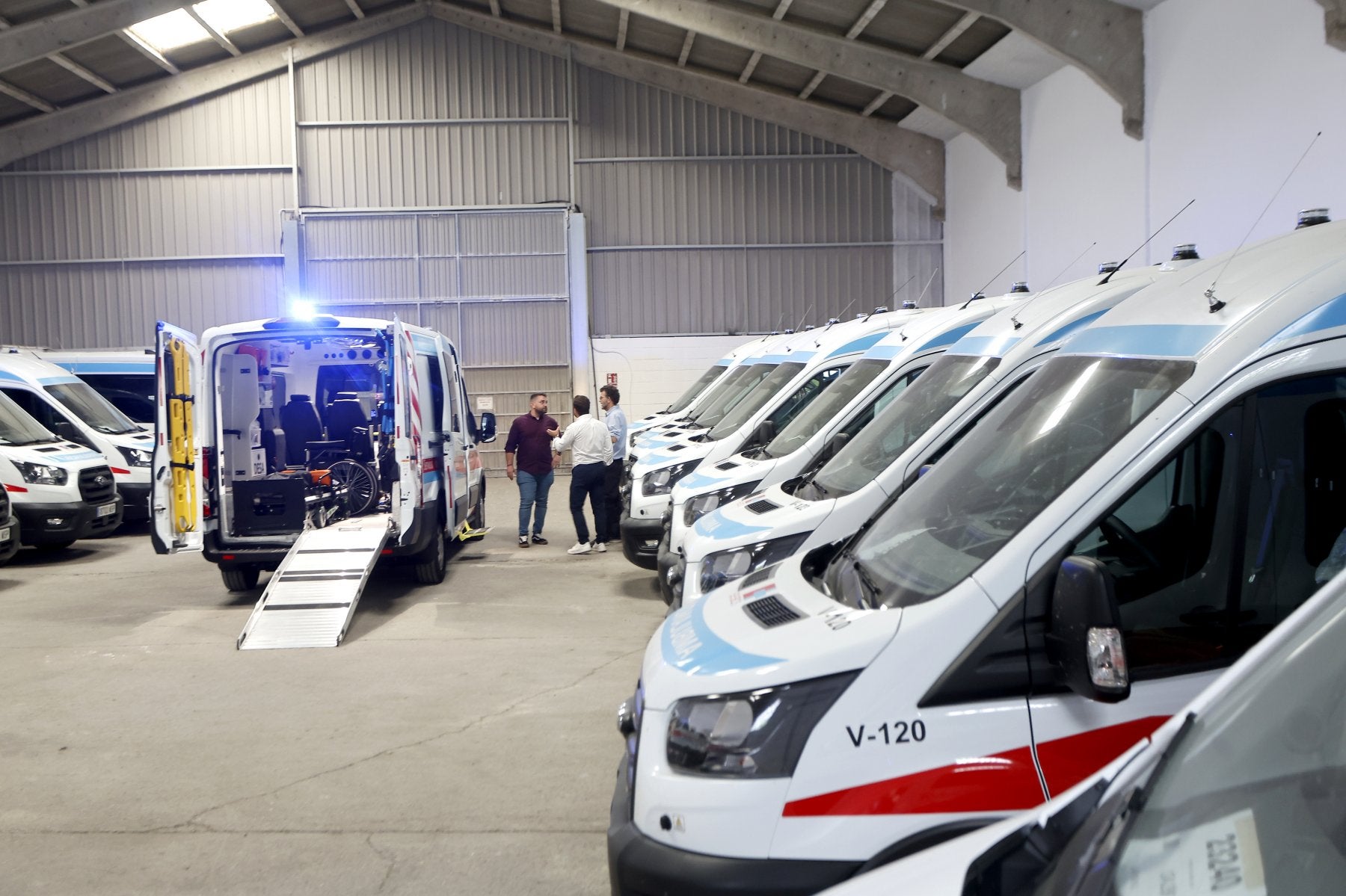 Flota de ambulancias de Diavida antes de su entrada en servicio en octubre de 2024.