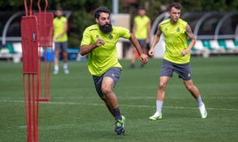 Asier Villalilbre, una de las novedades del Racing, en pleno entrenamiento