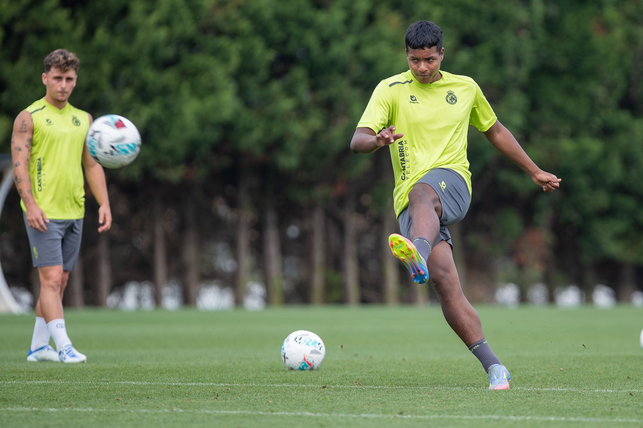 Jeremy, en pleno golpeo de balón.