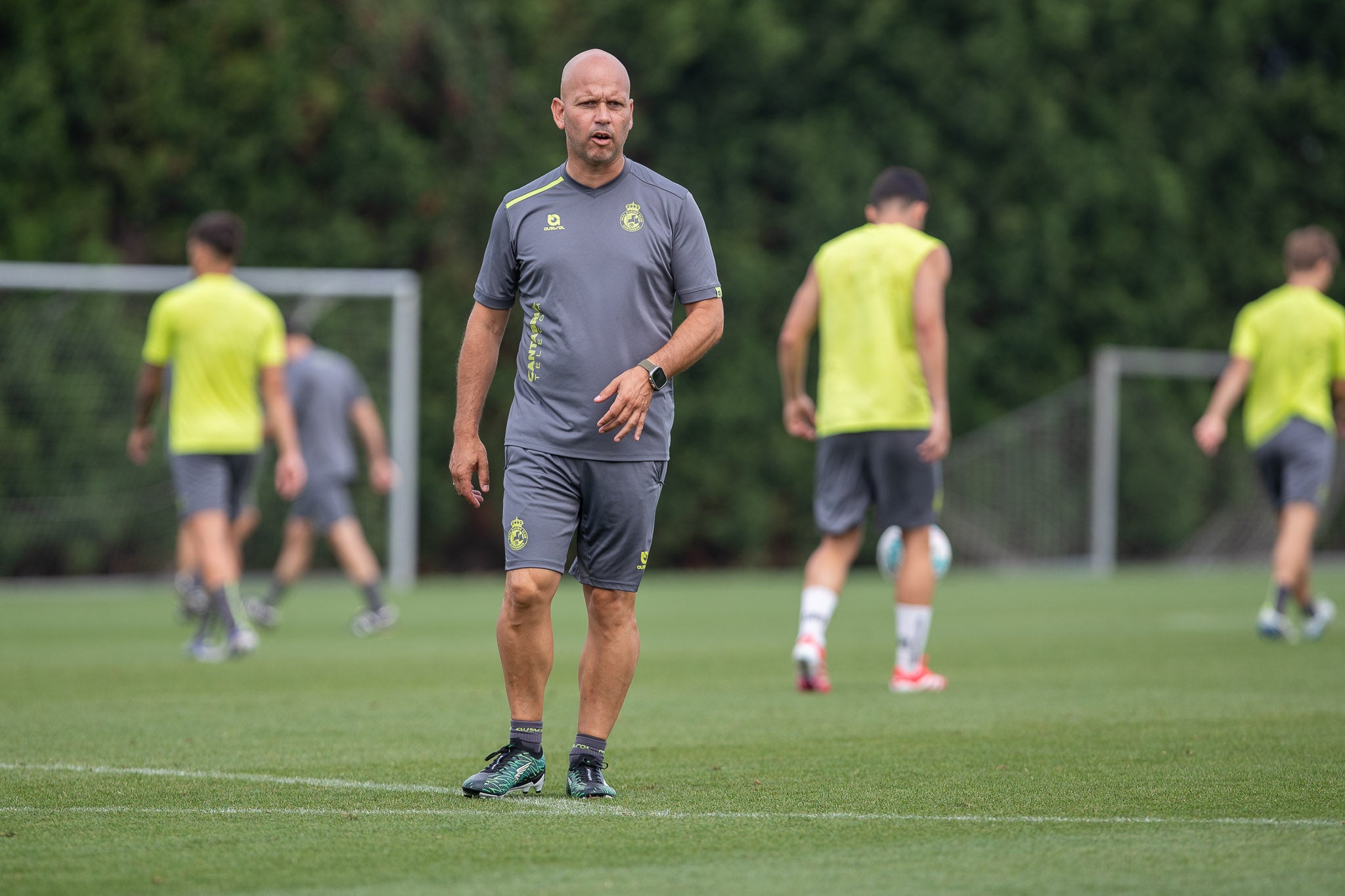 José Alberto observa a sus jugadores en la sesión en las Instalaciones Nando Yosu.