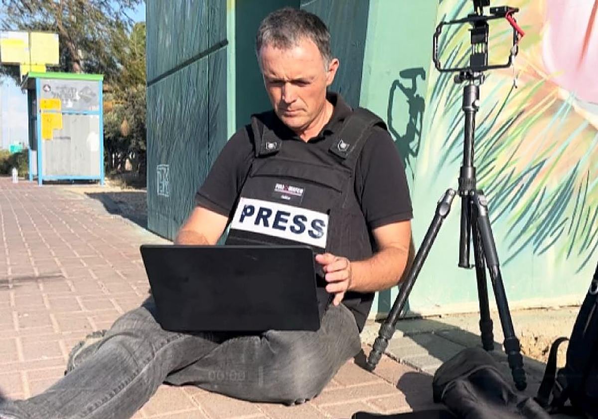 El reportero Mikel Ayestaran, autor del libro, un relato periodístico sobre 'la vida entre guerras'.