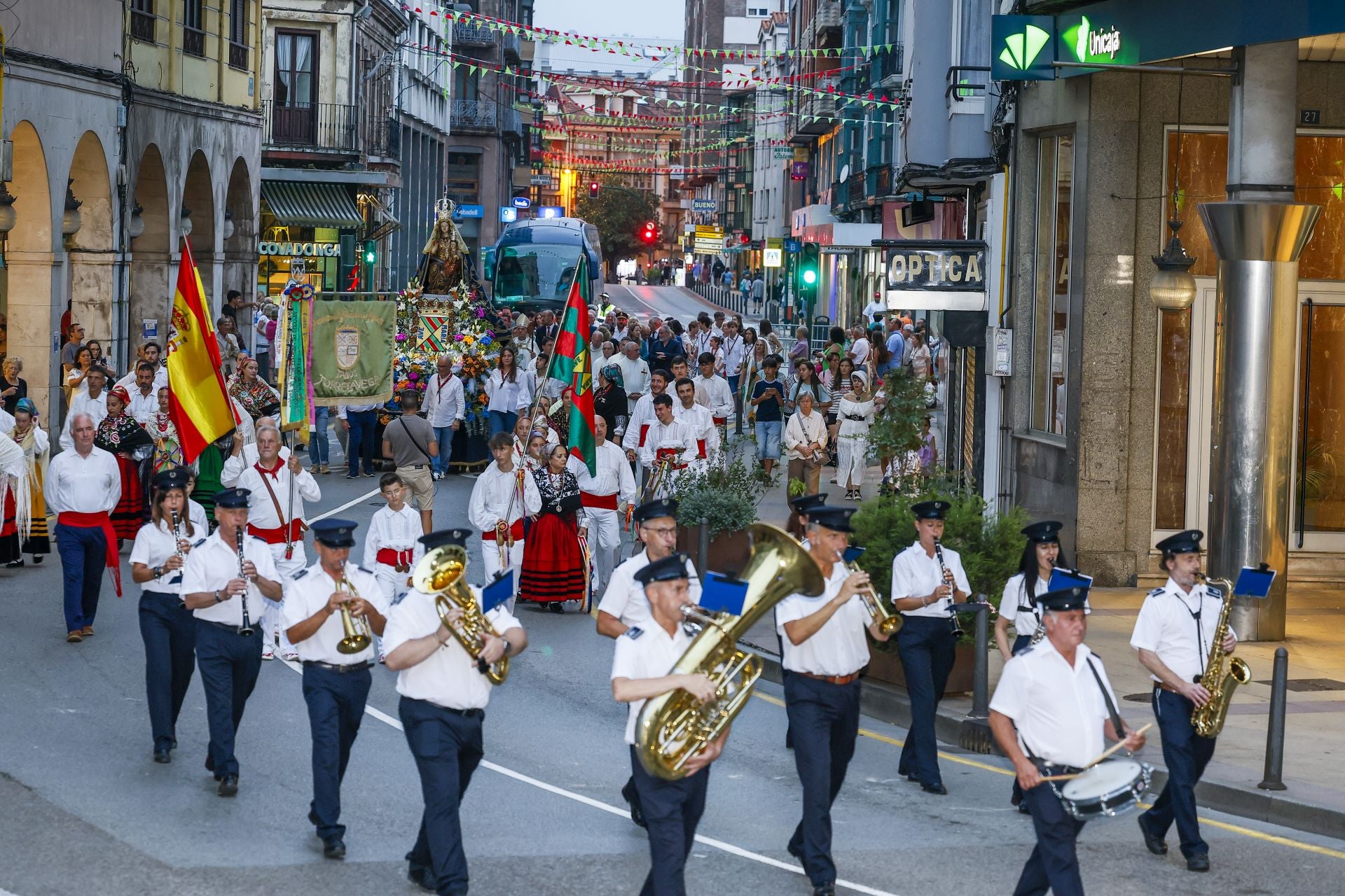 La procesión, enmarcada por música tradicional, recorriendo las calles de Torrelavega.
