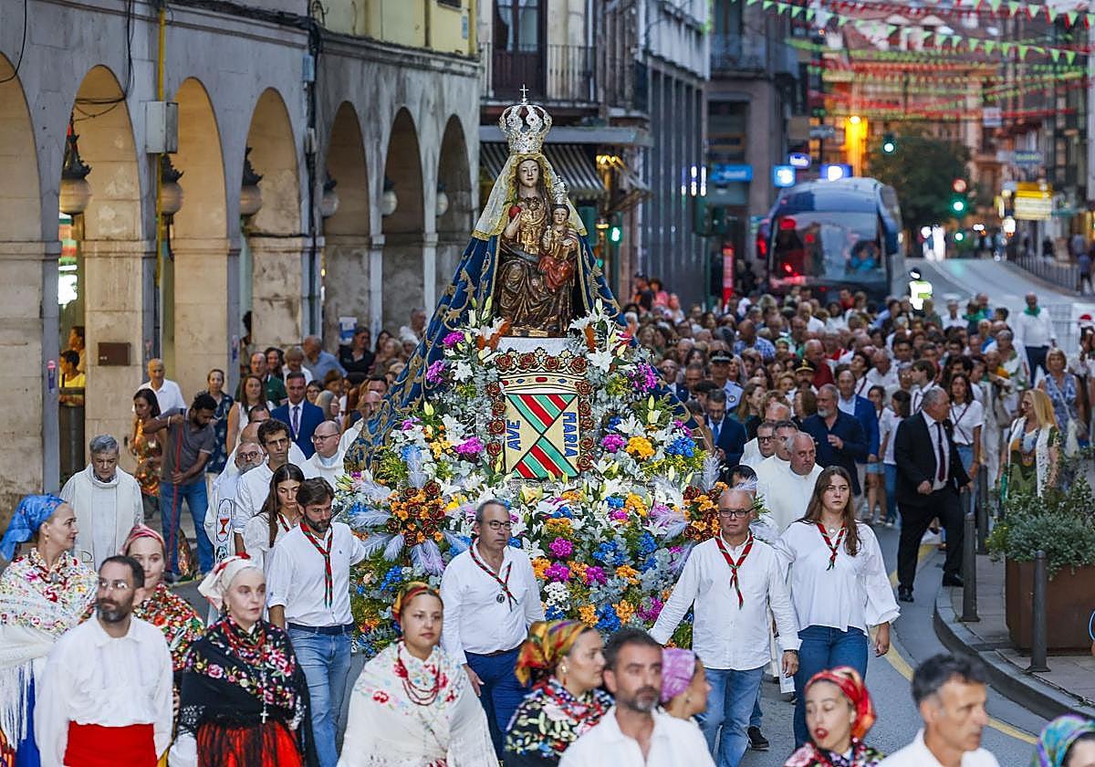 La Virgen Grande de procesión por las calles de Torrelavega.