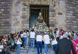 La Virgen Grande, abandonando la iglesia con el mismo nombre