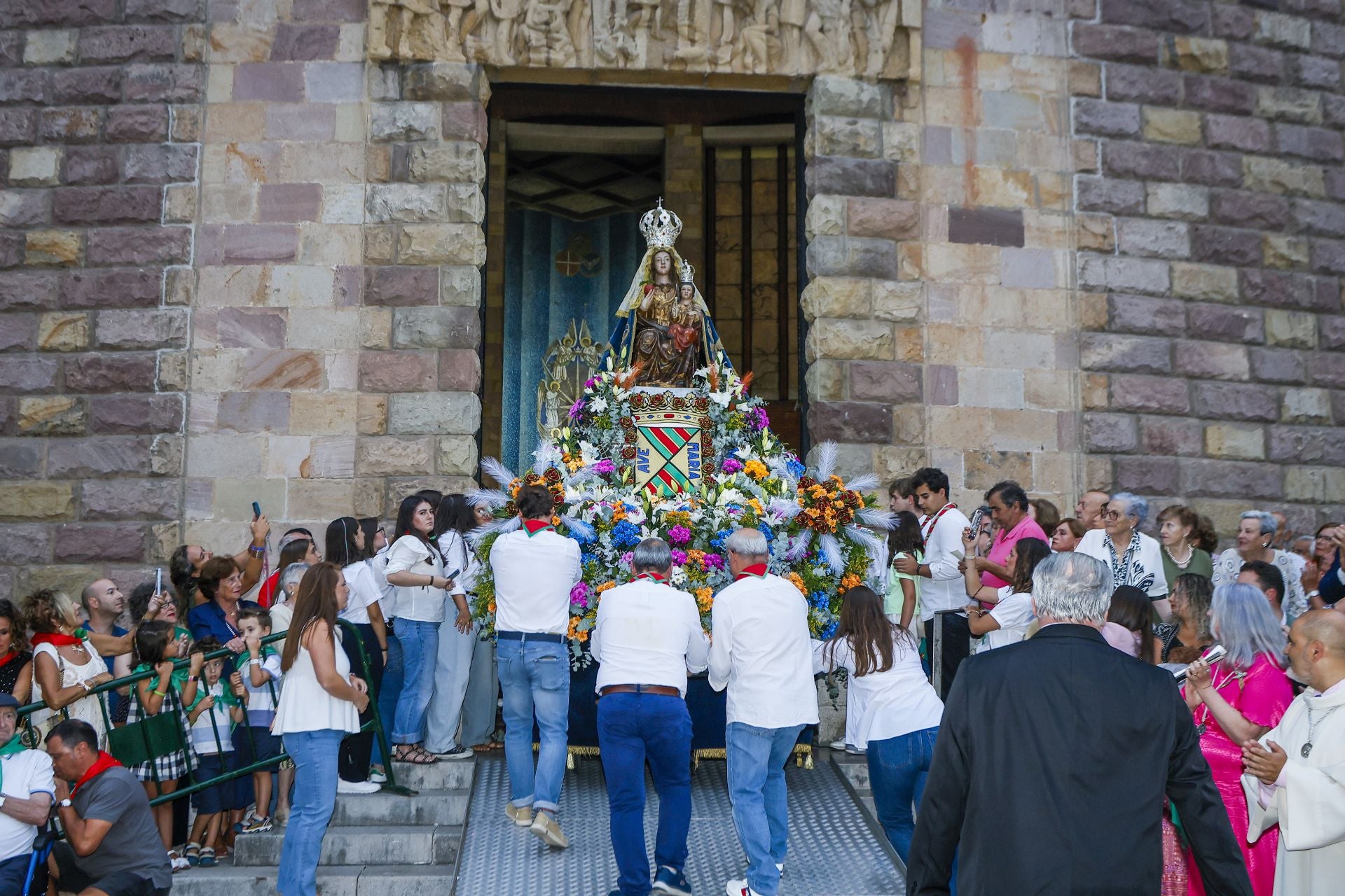 La Virgen Grande a las puertas de la iglesia. 