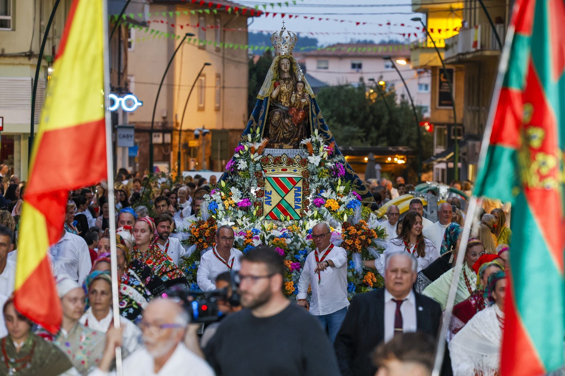 La Virgen Grande, de camino a la Asunción, entre banderas y devotos.