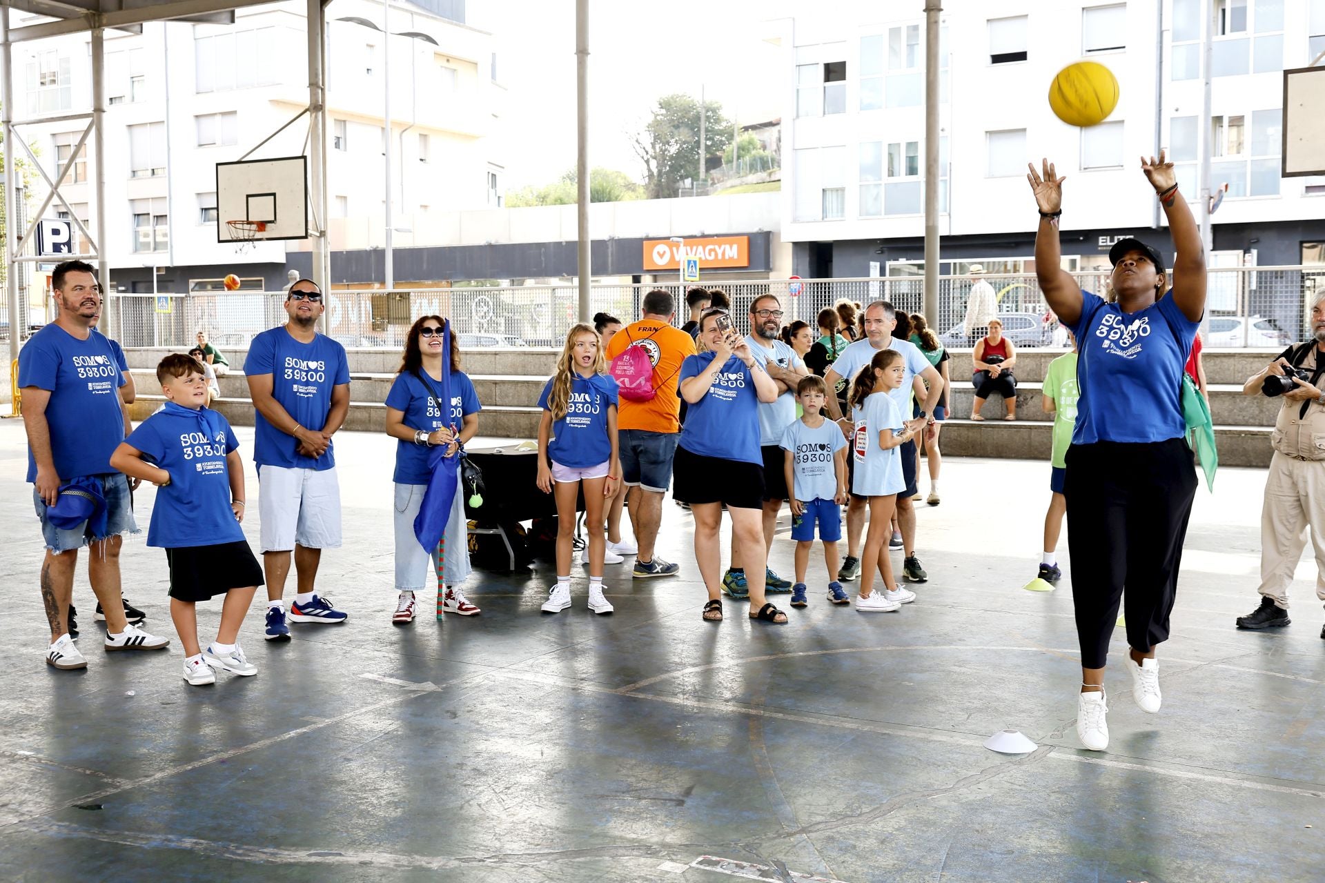Muchas familias estaban apoyando la actividad