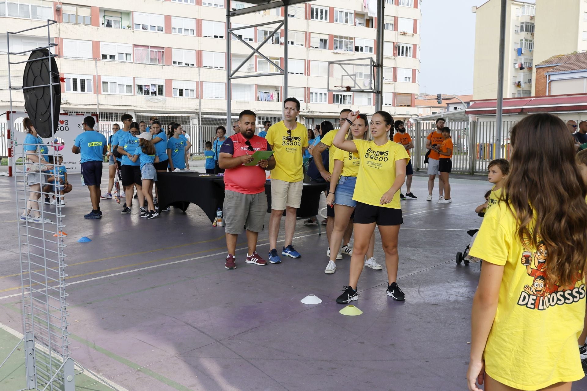 Jugadores divirtiéndose lanzando dardos