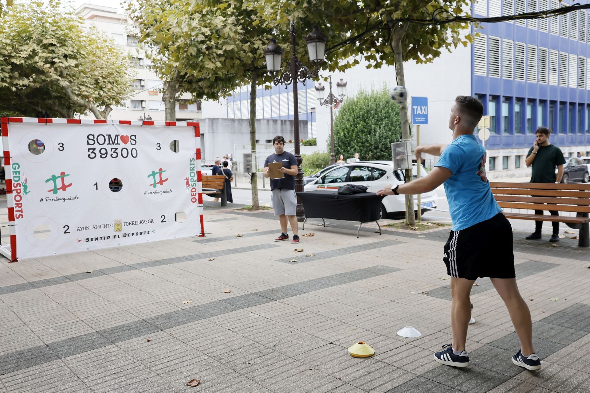 Peñista ganando puntos en el puesto del balonmano
