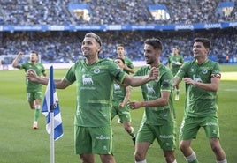 Juan Carlos Arana celebra con sus compañeros un tanto ante el Deportivo la pasada temporada.
