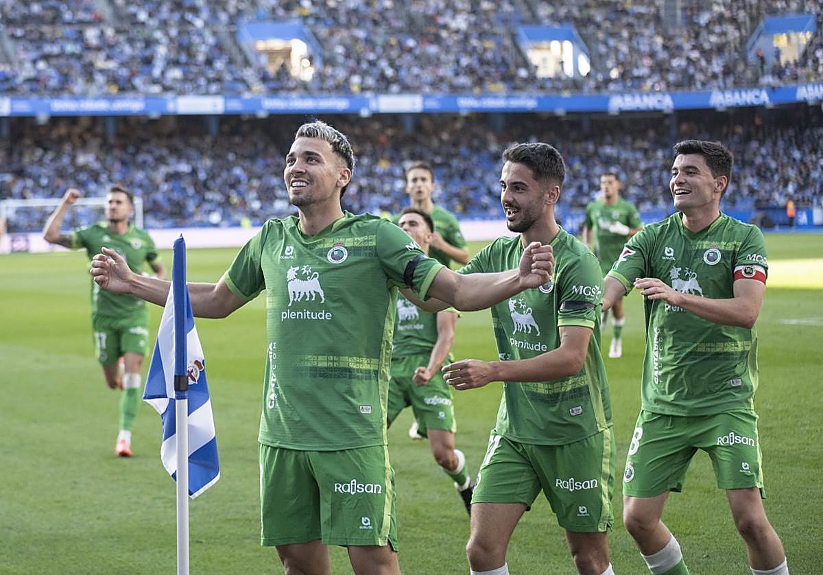 Juan Carlos Arana celebra con sus compañeros un tanto ante el Deportivo la pasada temporada.
