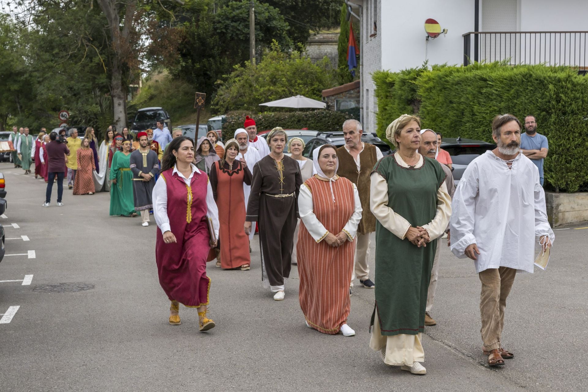 Un grupo de actores hace la subida hasta Valdecilla,. 