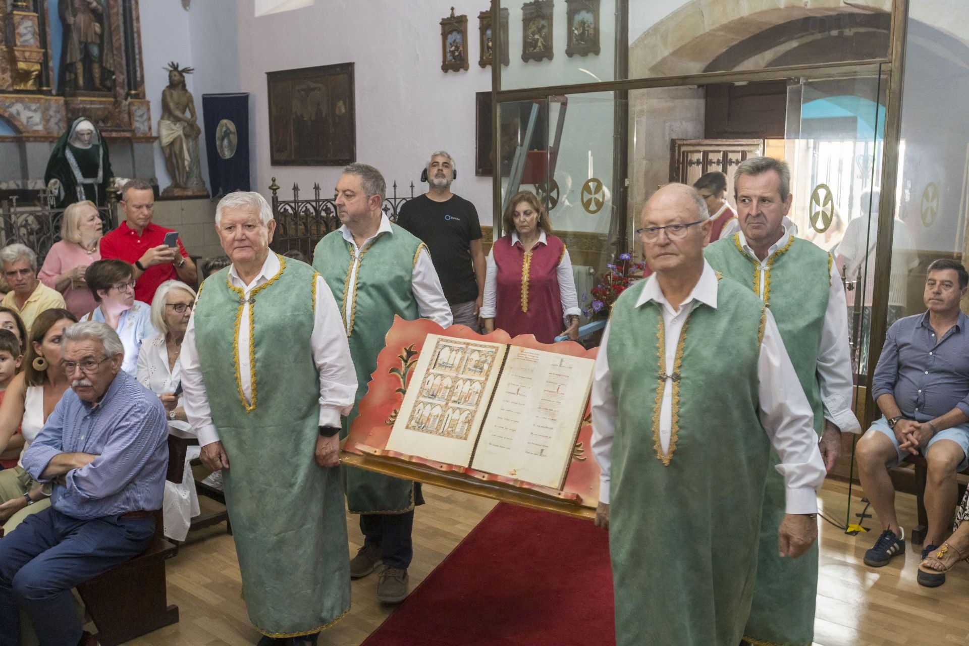 La comitiva portando una copia del libro de La Cantiga. 