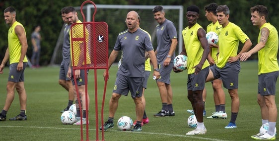 José Alberto da instrucciones en el entrenamiento de este jueves en La Albericia.