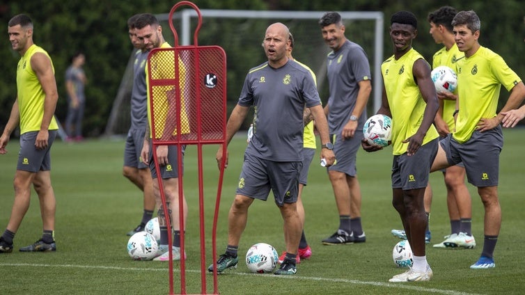 José Alberto da instrucciones en el entrenamiento de este jueves en La Albericia.