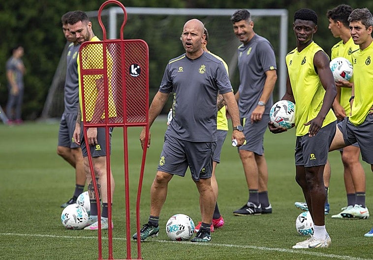 José Alberto da instrucciones en el entrenamiento de este jueves en La Albericia.