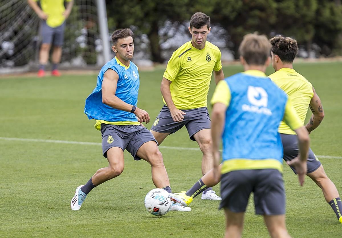 Entrenamiento del Racing en las instalaciones Nando Yosu en La Albericia.