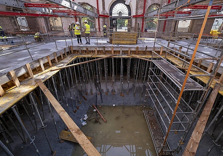 El hormigonado de las diversas plantas se acometerá en las próximas semanas. Al fondo, entrada del antiguo inmueble, que el Museo solo utilizará para citas institucionales.