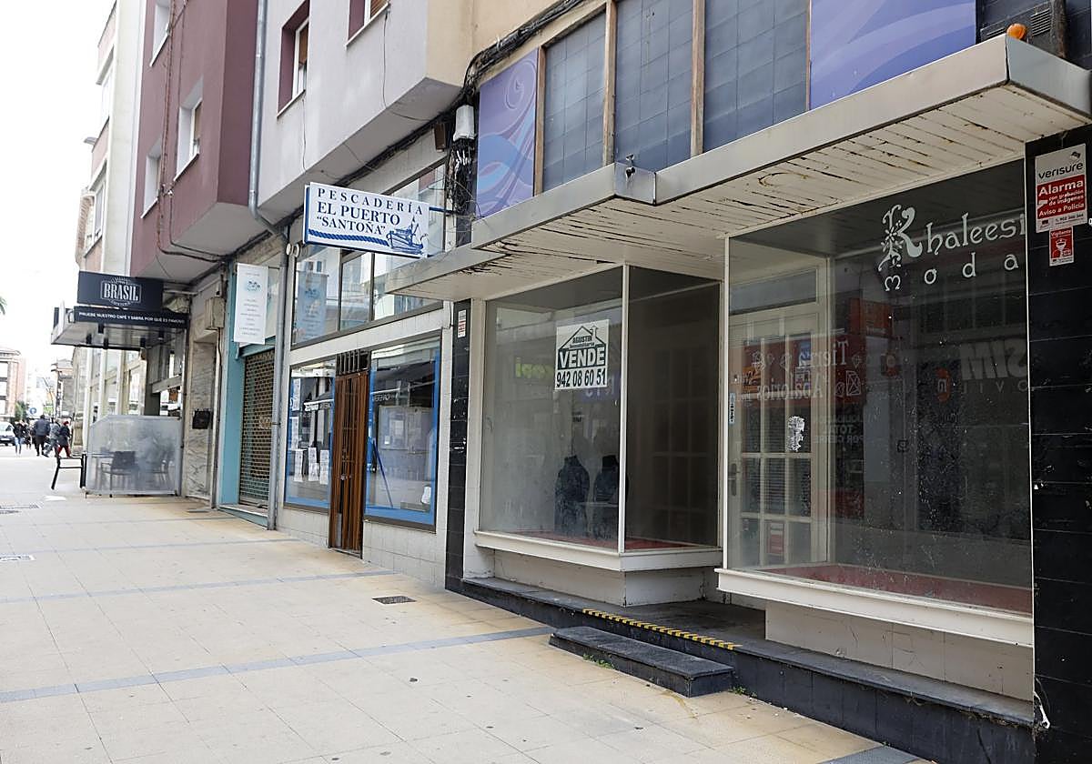Locales vacíos en el centro de Torrelavega.
