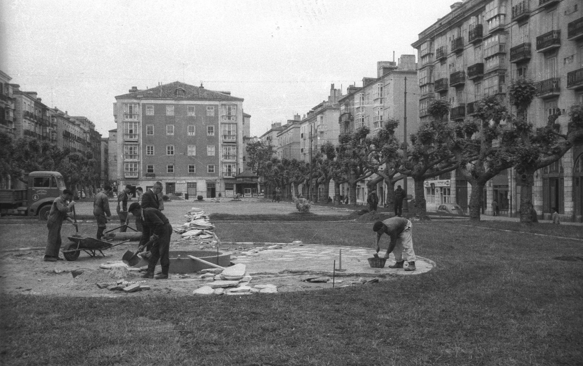 Pablo Hojas Llama. Construcción del un parque infantil en la plaza de Pombo, 3 de junio de 1962