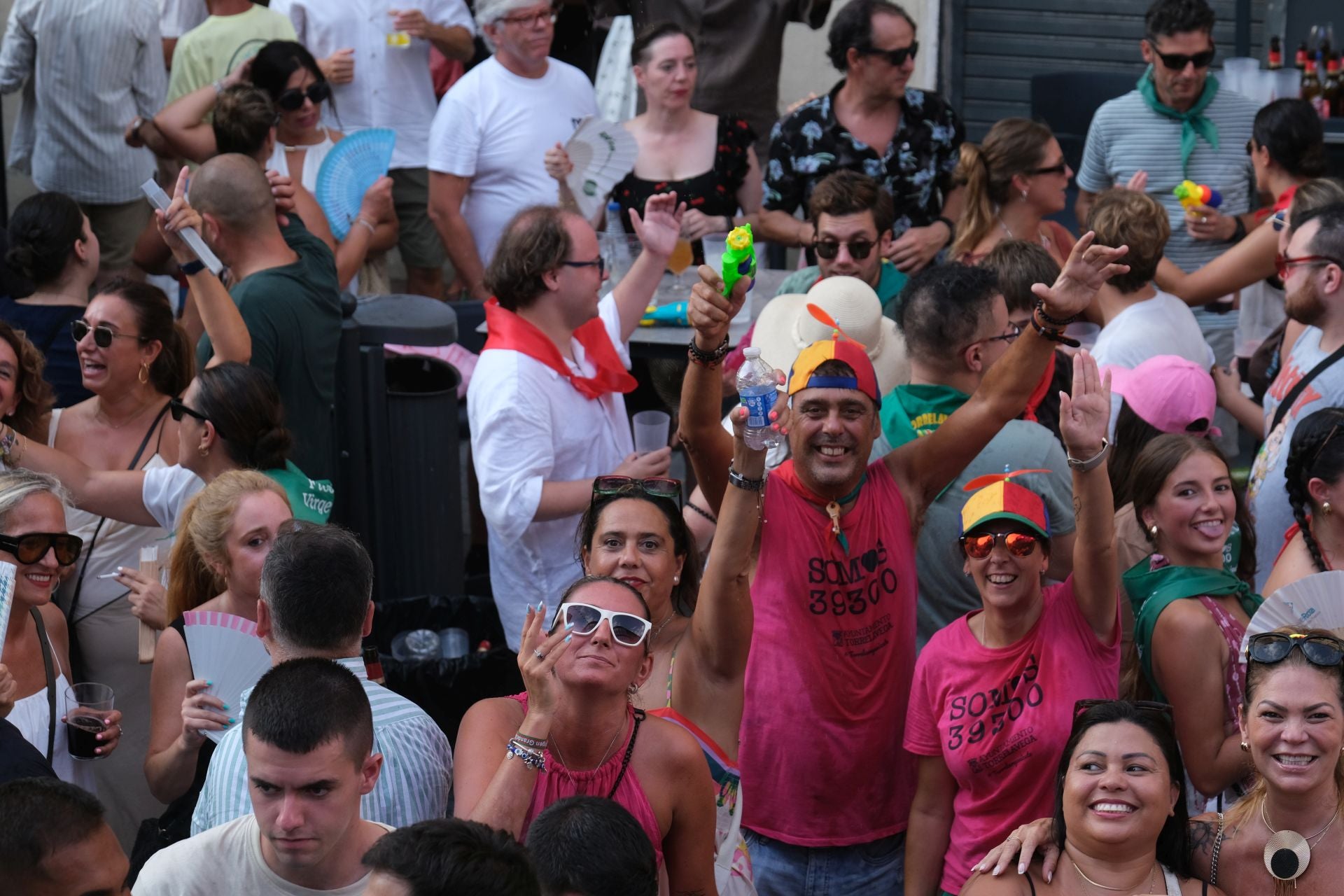 las peñas saludan a cámara.