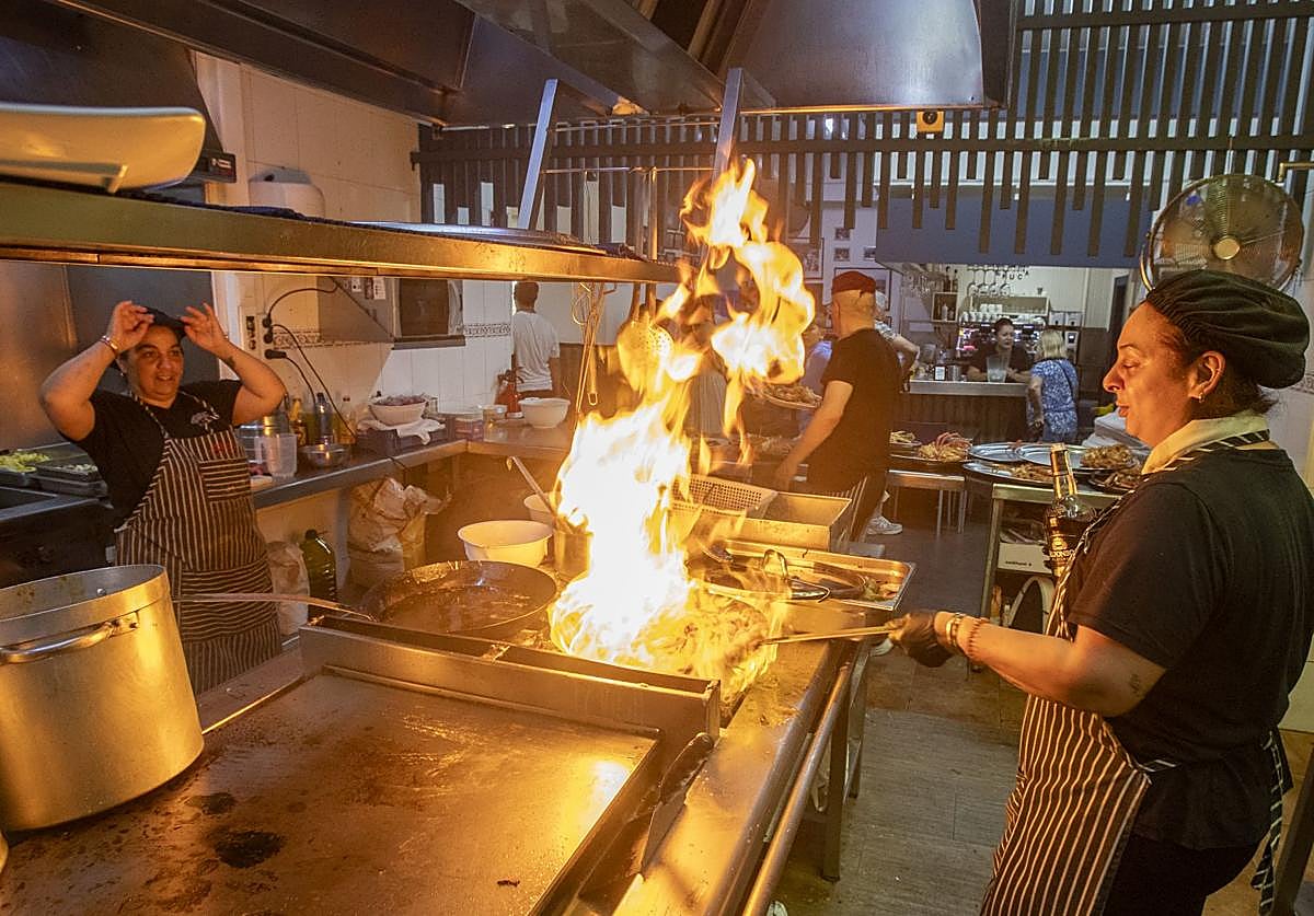 El ajetreo en la 'sala de máquinas' de Los Peñucas es constante a pesar de las altas temperaturas. Javier cotera