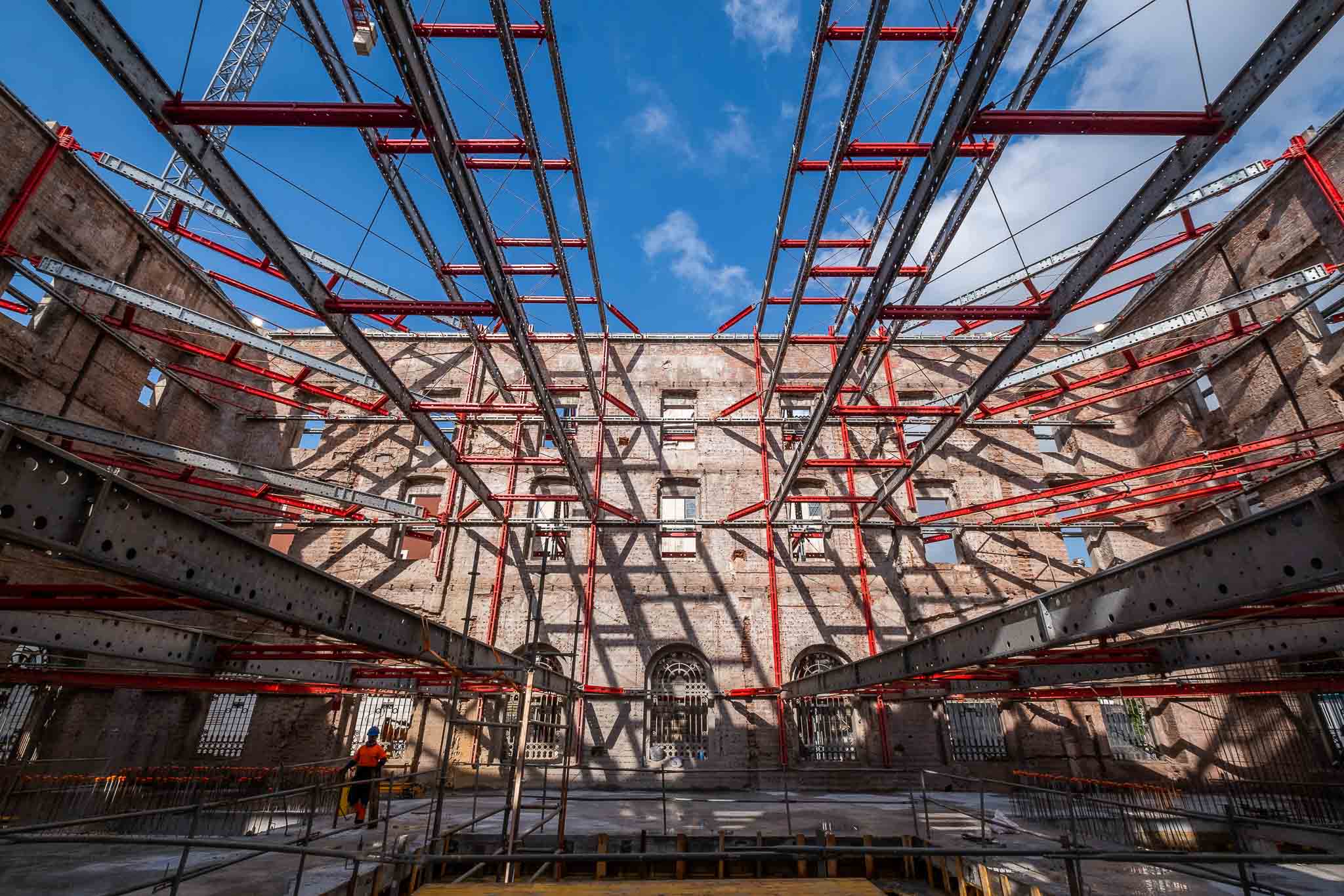 El acceso del público, tal como planteó el proyecto, se realizará a través de una rampa ubicada en el lado derecho de la fachada, una vez que la gran puerta principal (en breve sometida a restauración) se reservará como entrada a actos especiales e institucionales. 