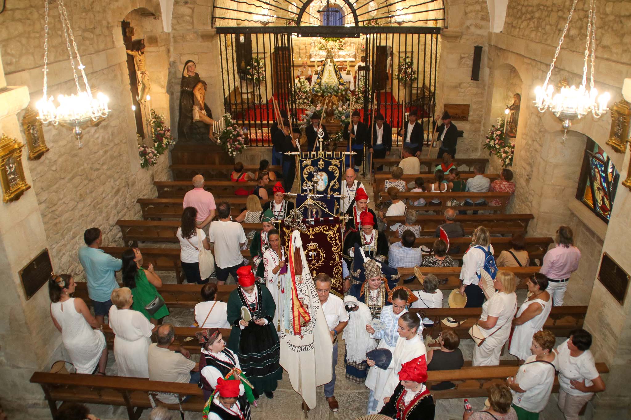 Misa previa a la romería que tiene lugar en la pradera.