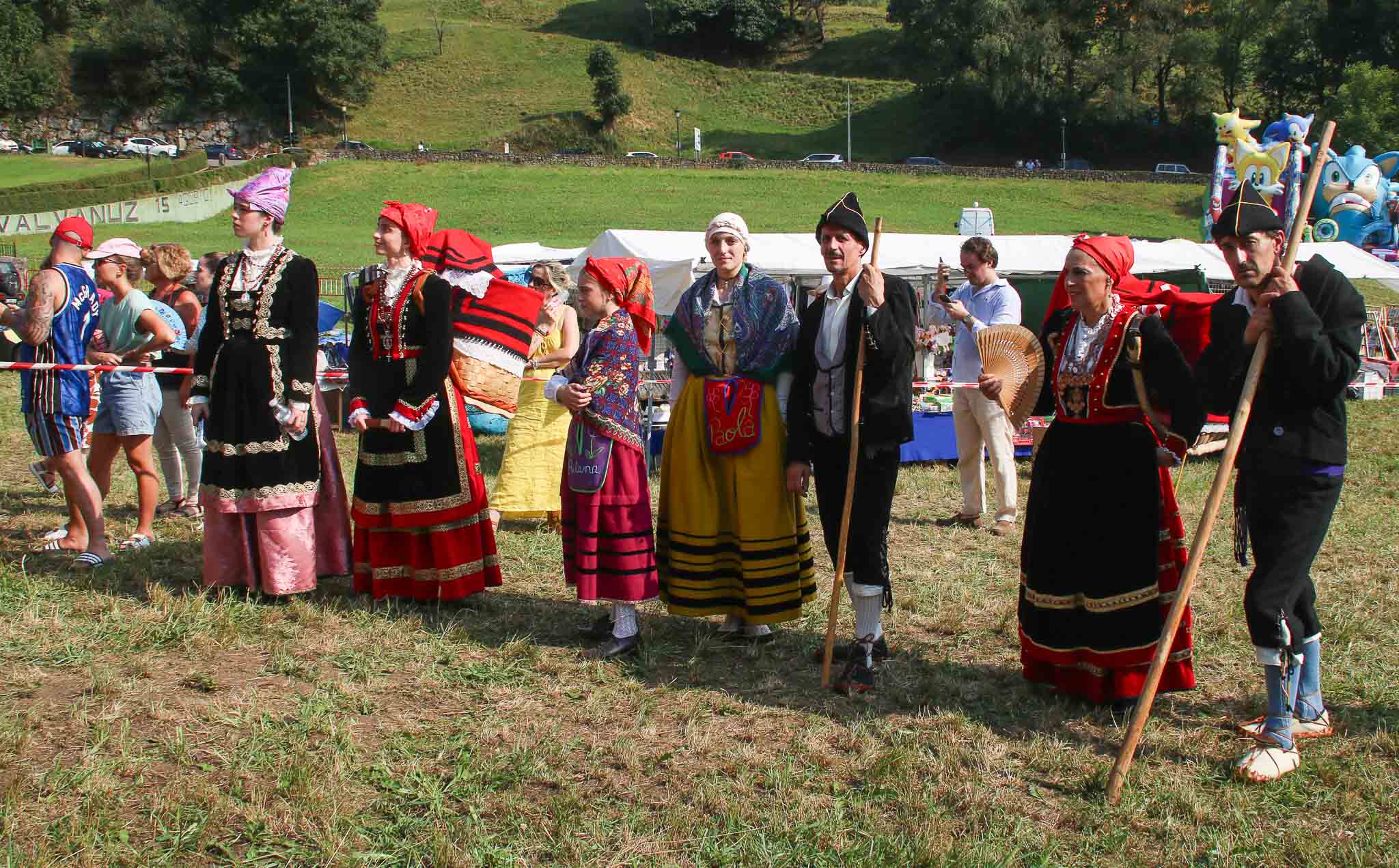 Hombres y mujeres ataviados con la ropa tradicional.