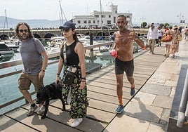 Un valiente aprovecha el día de fiesta para echar una carrera a pleno sol.